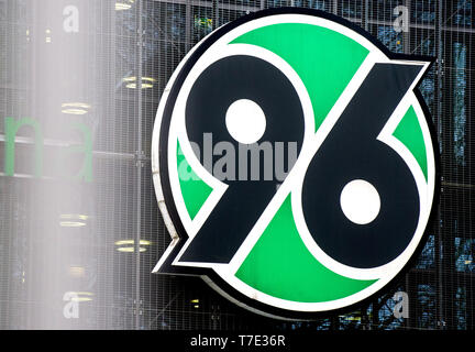 Hannover, Deutschland. 05 Mär, 2019. Das Logo der Fußball-Erstligisten Hannover 96 hängt an den HDI-Arena. Credit: Hauke-Christian Dittrich/dpa/Alamy leben Nachrichten Stockfoto