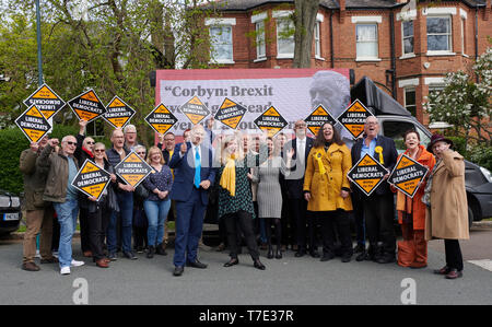 London, Großbritannien. 7. Mai, 2019. Sir Vince Cable stellt die Fraktion der Liberalen und Demokratischen europäischen Wahlkampf Plakat mit Bibliothek Dem Aktivisten in Islington London. Quelle: Thomas Bowles/Alamy leben Nachrichten Stockfoto