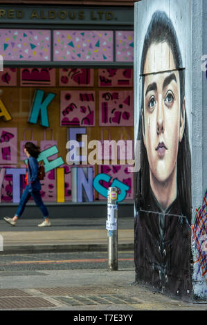 Manchester, Großbritannien. 7. Mai 2019. Ein neues Stück von Street Art hat in Stevenson Square im nördlichen Viertel von Manchester, UK erschienen. Das Kunstwerk zeigt die Spiel der Throne Charakter Arya Stark, gespielt von der Schauspielerin Maisie Williams, und wurde von der Künstlerin Akse, der in Frankreich geborene Straße Künstler, lebt und arbeitet in Manchester seit 1997 erstellt. Es ist alles Teil von Outdoor Public Art Project Outhouse MCR, die der Street Art - reichen Teil der Innenstadt beaufsichtigt. Credit: Paul Heyes/Alamy leben Nachrichten Stockfoto