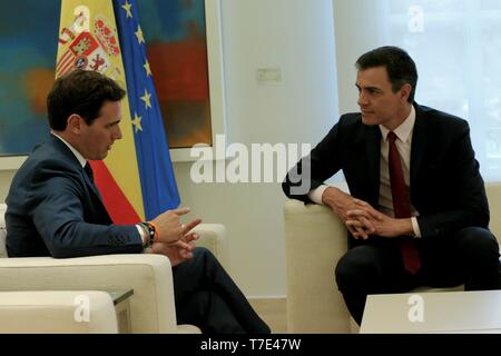 Madrid, Spanien. 07 Mai, 2019. Madrid Spanien; 07/05/2019. Der amtierende Präsident der spanischen Regierung, Pedro Sánchez, die Bürgerinnen und Bürger erhält der Führer der Partei (Cs) Albert Rivera in der moncloa Palast, der in der ersten Runde der Kontakte, die der Geschäftsführer nach den allgemeinen Wahlen am 28. April (28A) Sanchez hat dieser runde Kanäle des Dialogs für die Regierungsführung zu öffnen und die Haltung der Parteien nach der Amtseinführung im Parlament des Königreichs Spanien Kredit überprüfen begonnen: Juan Carlos Rojas/Picture Alliance | Verwendung weltweit/dpa/Alamy leben Nachrichten Stockfoto