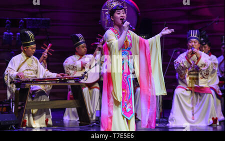 Wien, Österreich. 6. Mai, 2019. Singer Song Leiyang führt während der Show der traditionellen chinesischen Musik und Akrobatik in Wien, Österreich, 6. Mai 2019. Die Show wurde von Künstlern aus der Chinesischen Provinz Henan gebracht und war Teil der Vereinten Nationen der chinesischen Sprache. Quelle: Guo Chen/Xinhua/Alamy leben Nachrichten Stockfoto