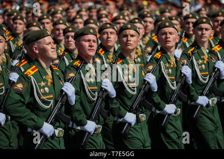 Moskau, Russland. 7. Mai, 2019. Russische Militärs Kadetten März auf dem Roten Platz während der Probe für den Sieg Day Parade in Moskau, Russland, 7. Mai 2019. Der 74. Jahrestag des Sieges über Nazi-Deutschland im Zweiten Weltkrieg wird hier am 9. Mai markiert werden. Credit: Bai Xueqi/Xinhua/Alamy leben Nachrichten Stockfoto