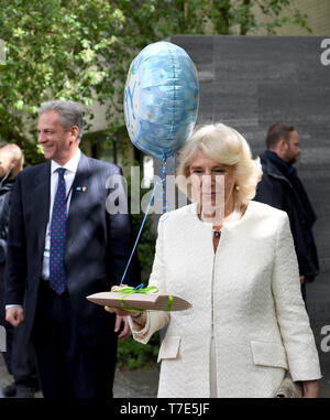 Berlin, Deutschland. 07 Mai, 2019. Nach einem Besuch der britische Herzogin Camilla Blätter der Charité Ambulanz mit einem Geschenk und ein Ballon für ihre Enkelin, die am Tag vor der geboren wurde. Foto: Ralf Hirschberger/dpa-Zentralbild/Pool/dpa/Alamy leben Nachrichten Stockfoto