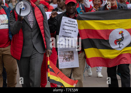 London, Großbritannien. 7. Mai 2019. London Ugander Protest in Whitehall gegen die Herrschaft des Präsidenten Museveni von Uganda Credit: Ian Davidson/Alamy leben Nachrichten Stockfoto