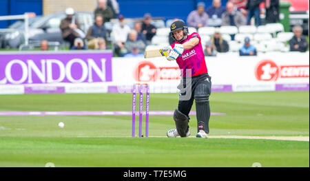 Brighton, UK. 7. Mai 2019 - Lukas Wright schlagen für Sussex Haie hits eine Begrenzung bei der Royal London eintägiger Pokalspiel zwischen dem Sussex Haie und glamorgan an der 1. zentralen County Boden in Hove. Foto: Simon Dack/Alamy leben Nachrichten Stockfoto