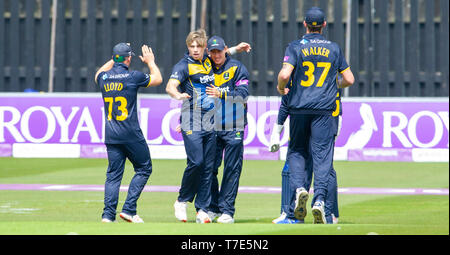 Brighton, UK. 7. Mai 2019 - Glamorgan feiern Die wicket von George Garton während der Royal London eintägiger Pokalspiel zwischen dem Sussex Haie und glamorgan an der 1. zentralen County Boden in Hove. Foto: Simon Dack/Alamy leben Nachrichten Stockfoto