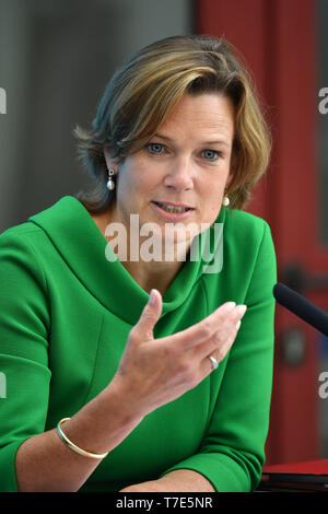 München, Deutschland. 07 Mai, 2019. Katharina von SCHNURBEIN (Kommissar für Antisewithism der Europäischen Kommission), Geste, single Bild, Single Cut Motiv, Porträt, Porträt, Porträt. Thema: Maßnahmen für die Prävention und die Kontrolle von Antisewithism - Pressekonferenz der Bayerischen Staatsregierung in der Staatskanzlei in München am 07.05.2019. | Verwendung der weltweiten Kredit: dpa/Alamy leben Nachrichten Stockfoto
