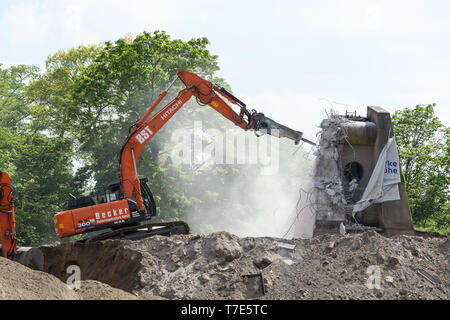 Die Bauarbeiten für den vorletzten alte Flutlicht Mastfuß, der Stiftung wird entfernt. GES/fussball/3. Liga: Karlsruher SC - Baustelle Wildpark, 07.05.2019 - | Verwendung weltweit Stockfoto