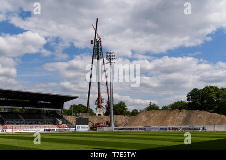 Übersicht über die Bauarbeiten für das letzte alte Flutlicht mast. GES/fussball/3. Liga: Karlsruher SC - Baustelle Wildpark, 07.05.2019 - | Verwendung weltweit Stockfoto