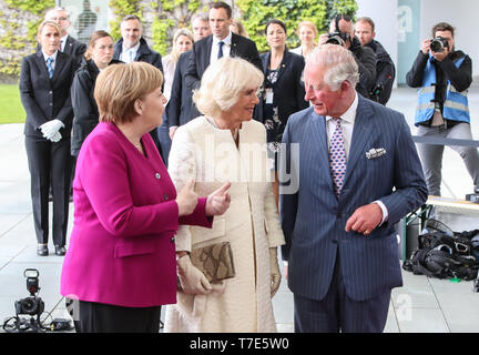 Berlin, Deutschland. 7. Mai, 2019. Die deutsche Bundeskanzlerin Angela Merkel (L) Gespräche mit Besuch Prince Charles in Großbritannien (R) und seine Frau Camilla, Herzogin von Cornwall, im Kanzleramt in Berlin, Hauptstadt der Bundesrepublik Deutschland, am 7. Mai 2019. Credit: Shan Yuqi/Xinhua/Alamy leben Nachrichten Stockfoto