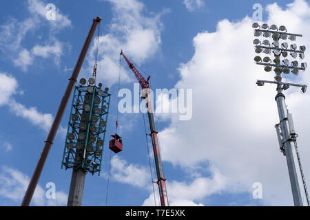 Die Bauarbeiten für das letzte alte Flutlicht mast. GES/fussball/3. Liga: Karlsruher SC - Baustelle Wildpark, 07.05.2019 - | Verwendung weltweit Stockfoto