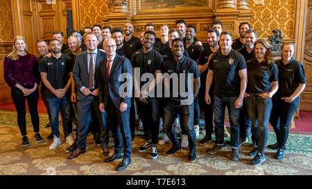 Hamburg, Deutschland. 07 Mai, 2019. Peter Tschentscher (SPD, Mitte rechts), Erster Bürgermeister der Hansdestadt, und Andy Grote (SPD, Mitte links), den Hamburger Innensenator, feiern Förderung des Teams in die erste Bundesliga zusammen mit der Basketballmannschaft der Hamburger Türme. Quelle: Axel Heimken/dpa/Alamy leben Nachrichten Stockfoto