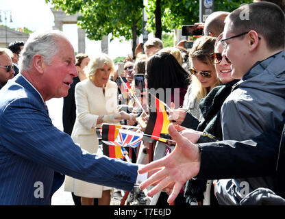 Berlin, Deutschland. 07 Mai, 2019. Der britische Prinz Charles (l) und seine Frau, Herzogin Camilla (M), sprechen die Zuschauer vor dem Brandenburger Tor. Quelle: John macdougall/AFP/dpa/Alamy leben Nachrichten Stockfoto