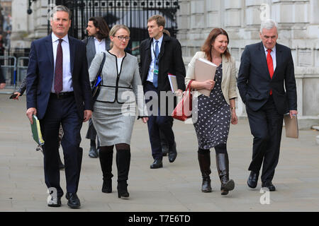 London, Großbritannien. 07 Mai, 2019. Die Labour Party Brexit Verhandlungsteam auf ihrem Weg in das Cabinet Office in Westminster an diesem Nachmittag. Nach rechts: Sir Keir Starmer, QC, MP, Schatten Staatssekretär für die Europäische Union zu verlassen, Shadow Business Secretary Rebecca Long-Bailey, MP, Schatten Umwelt Sekretärin Sue Hayman, MP, und John McDonnell, MP, Schatzkanzler. Credit: Imageplotter/Alamy leben Nachrichten Stockfoto