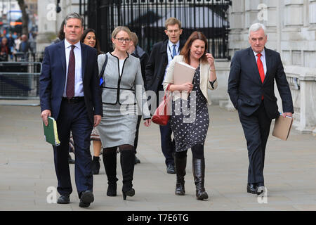 London, Großbritannien. 07 Mai, 2019. Die Labour Party Brexit Verhandlungsteam auf ihrem Weg in das Cabinet Office in Westminster an diesem Nachmittag. Nach rechts: Sir Keir Starmer, QC, MP, Schatten Staatssekretär für die Europäische Union zu verlassen, Shadow Business Secretary Rebecca Long-Bailey, MP, Schatten Umwelt Sekretärin Sue Hayman, MP, und John McDonnell, MP, Schatzkanzler. Credit: Imageplotter/Alamy leben Nachrichten Stockfoto