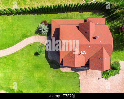 Schönen Luxus big Holzhaus. Holz Landhaus Villa mit grünem Rasen, Garten und gepflasterten Fußweg auf Hinterhof. Stockfoto
