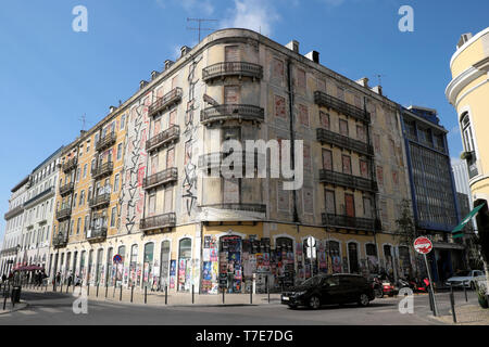 Block heruntergekommener Wohnungen Plakate Rechnungen Werbung an den unteren Außenwänden Time Out Market Rua Moeda Street Lissabon Portugal Europa KATHY DEWITT Stockfoto