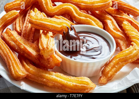 Kostlich Frittierten Churros Mit Schokolade Eintauchen Auf Einem Weissen Teller Serviert Auf Einem Holztisch Mit Serviette Traditionelle Spanische Und Mexikanische Street Food Stockfotografie Alamy