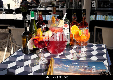 Auswahl von verschiedenen Alkohol Bacardi Rum Getränke Getränke in Flaschen, Kannen und Gläser mit in Scheiben geschnittenen Zitrone sitzen am Tisch in einem Lissabon bar KATHY DEWITT