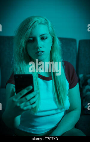 Junge weibliche Frau mit Handy unter selfie oder sms und Video-Chats Stockfoto