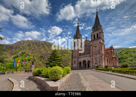 Basilika von Covadonga in Asturien, Spanien. Bild am 6. Mai 2019 berücksichtigt. Stockfoto