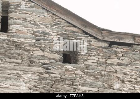 Isolierte Fenster in eine Wand (Bacharach, Deutschland, Europa) Stockfoto