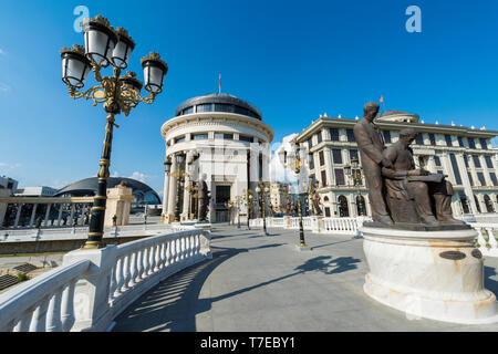 Regierungsgebäude, finanziellen Polizeiamt, Ministerium für Auswärtige Angelegenheiten, Kunst Brücke, Skopje, Mazedonien Stockfoto