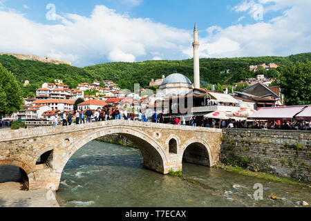 Steinbrücke über den Fluss Bistrica, Sinan Pascha Moschee, Prizren, Kosovo Stockfoto