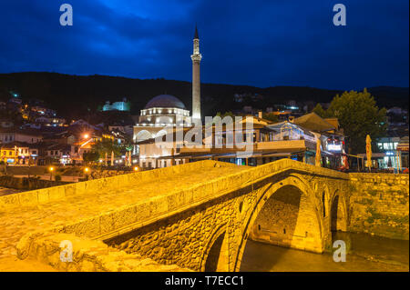 Steinbrücke über den Fluss Bistrica, Sinan Pascha Moschee, Prizren, Kosovo Stockfoto