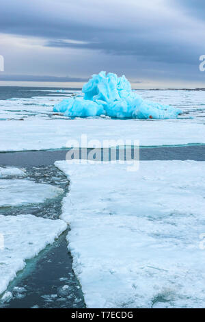 Blaue Eisberge treiben im Hinlopen Strait, Spitzbergen, Svalbard, Norwegen Stockfoto