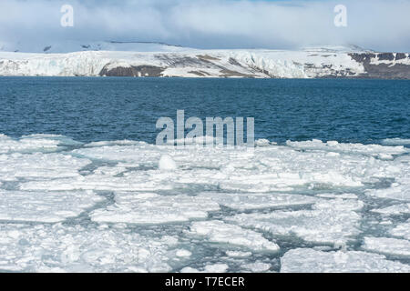 Hockstetter Gletscher und Packeis, Bjornsundet, Spitzbergen, Svalbard, Norwegen Stockfoto
