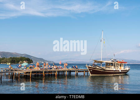 Bootssteg, Badesteg, Ausflugsschiff, Dassia, Korfu, Ionische Inseln, Mittelmeer, Griechenland Stockfoto