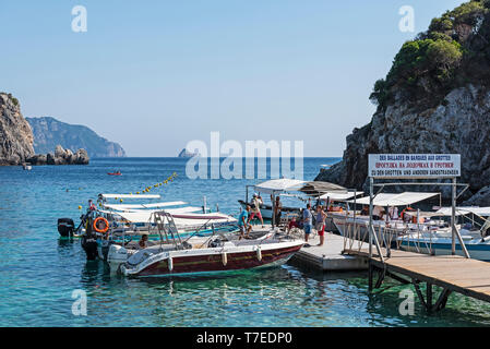 Bootssteg, Ausflugsschiffe, Paleokastritsa, Beach Resort, Insel Korfu, Ionische Inseln, Mittelmeer, Griechenland Stockfoto