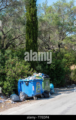 Müllcontainer, Müllbeutel, Insel Korfu, Ionische Inseln, Griechenland Stockfoto