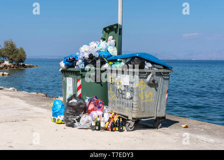 Müllcontainer, Müllbeutel, Insel Korfu, Ionische Inseln, Griechenland Stockfoto