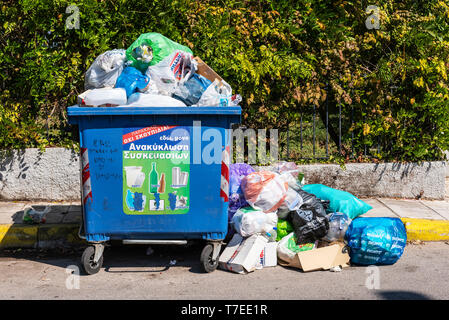 Müllcontainer, Müllbeutel, Insel Korfu, Ionische Inseln, Griechenland Stockfoto