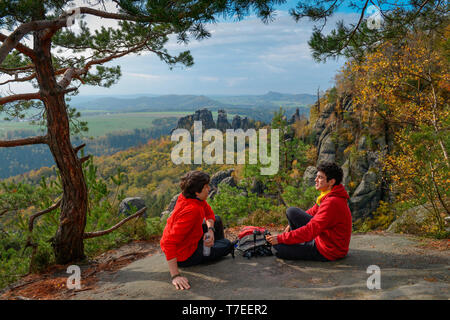 Wanderer in der gratweg Schrammsteine, Nationalpark saechsischen Schweiz, Sachsen, Deutschland Stockfoto