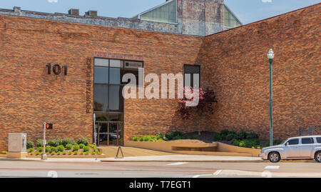 JOHNSON CITY, TN, USA -4/27/19 Unternehmen: ein Büro namens 101 Brunnen, in der Innenstadt von Johnson City. Stockfoto