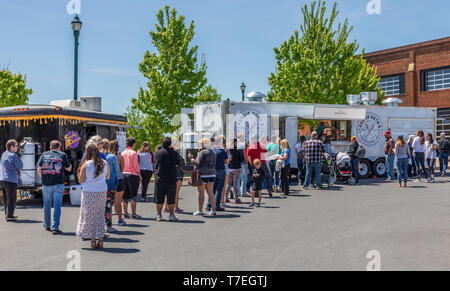 JOHNSON CITY, TN, USA -4/27/19: Leute richten Essen Einkäufe bei Lieferanten an einem Samstag Bauernmarkt zu machen. Stockfoto