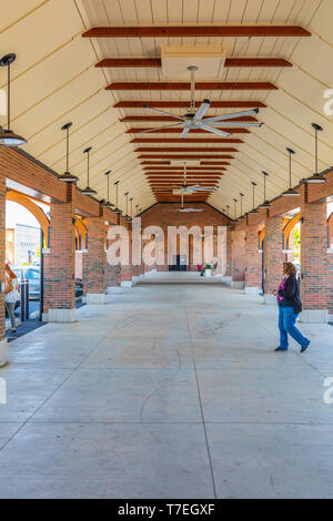 JOHNSON CITY, TN, USA -4/27/19: Der bauernmarkt Gebäude in der Innenstadt. Stockfoto