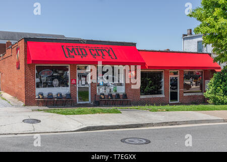 JOHNSON CITY, TN, USA -4/27/19: Mitte der City Grill, ein Restaurant in der Innenstadt mit einem hellen roten Markise. Stockfoto