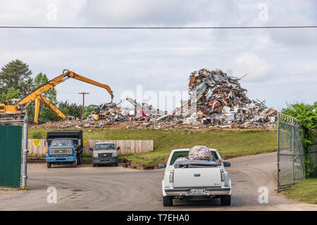 HICKORY, NC, USA-5/3/19: ein Recycling Center mit einem großen Haufen Schrott, und ein Pickup truck Bereitstellung von Aluminiumdosen. Stockfoto