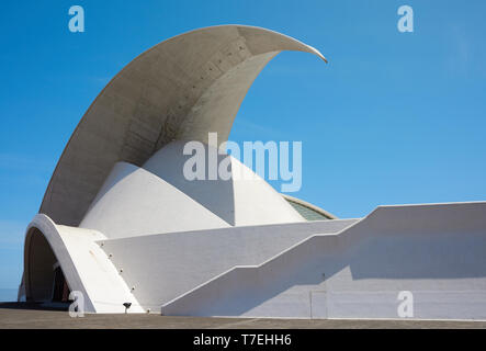 Santa Cruz, Teneriffa, Spanien - 29. April 2019: Auditorio de Tenerife, steigende wie ein Absturz wave Sehenswürdigkeiten Auditorium entworfen von Santiago Calatrava. Stockfoto