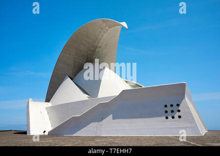 Santa Cruz, Teneriffa, Spanien - 29. April 2019: Auditorio de Tenerife, steigende wie ein Absturz wave Sehenswürdigkeiten Auditorium entworfen von Santiago Calatrava. Stockfoto