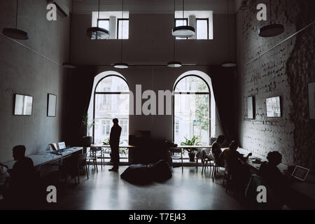 Mehrere Silhouetten von Geschäftsleuten Interaktion Hintergrund business center Stockfoto