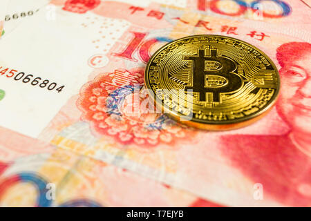 Crypto Währung Konzept - ein Bitcoin mit Chinece Währung Renminbi Yuan RMB, Stockfoto