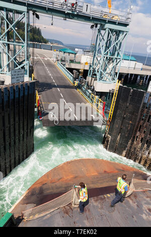 Washington State ferry Kittitas Anreisen am Dock in Clinton, Whidbey Island, WA, Vereinigte Staaten Stockfoto