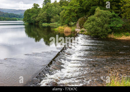 Wehr am Auslass des Grasmere See im Nationalpark Lake District, Cumbria, England, Großbritannien Stockfoto