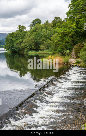 Wehr am Auslass des Grasmere See im Nationalpark Lake District, Cumbria, England, Großbritannien Stockfoto