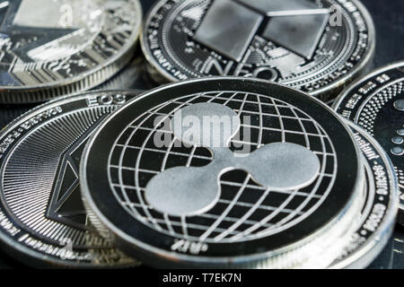 Welligkeit cryptocurrency physischen Münze umgeben mit einer Vielzahl von anderen Crypto altcoins. Stockfoto